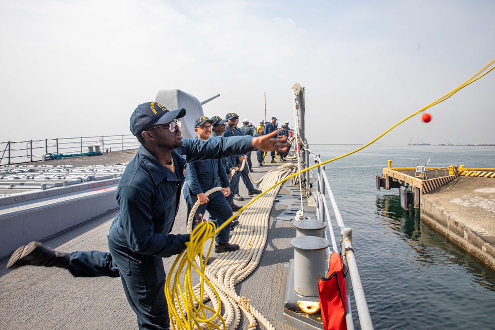 USS Chancellorsville Conducts Manila Port Visit