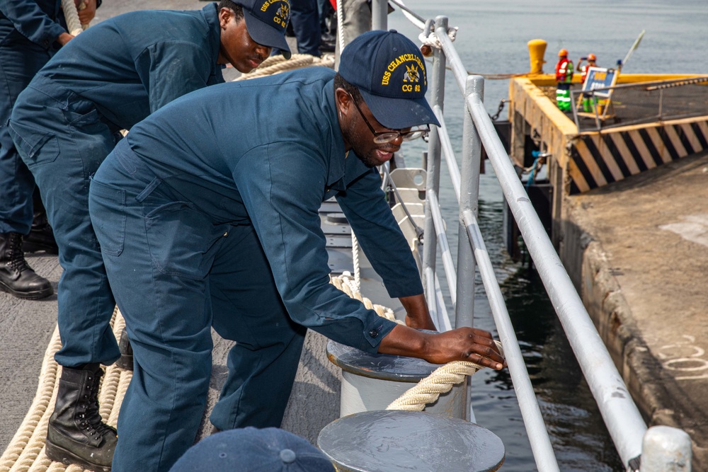 USS Chancellorsville Conducts Manila Port Visit