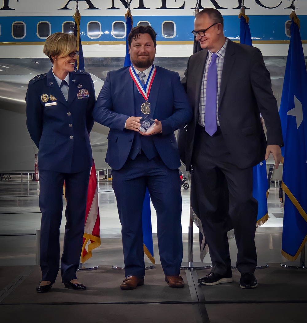 AFRL Fellows 2022 Honors Richard McKinley