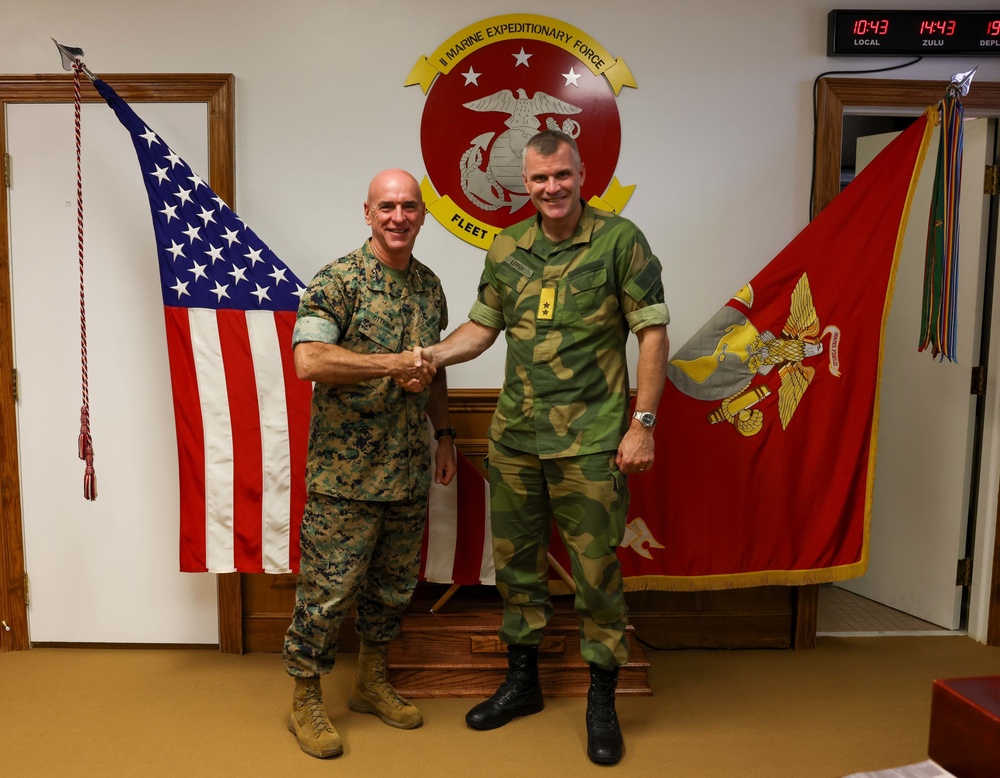 Chief of the Norwegian Army Visits II MEF