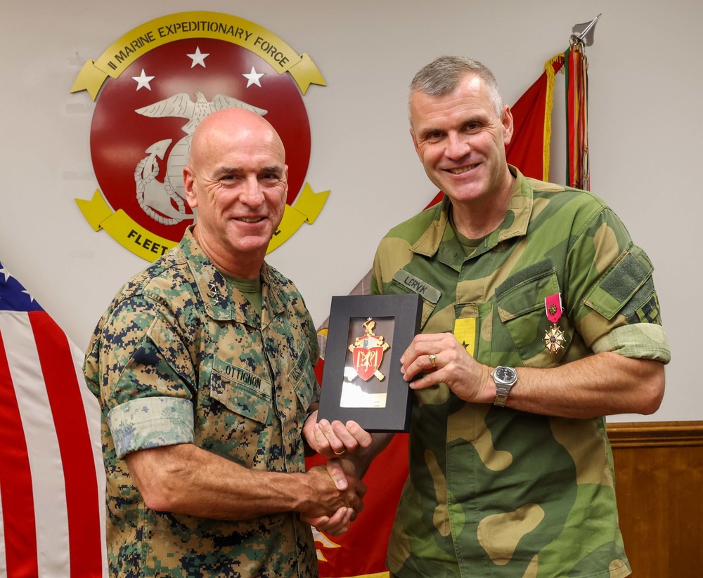 Chief of the Norwegian Army Visits II MEF