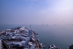 USS Ronald Reagan (CVN 76) anchors in Manila