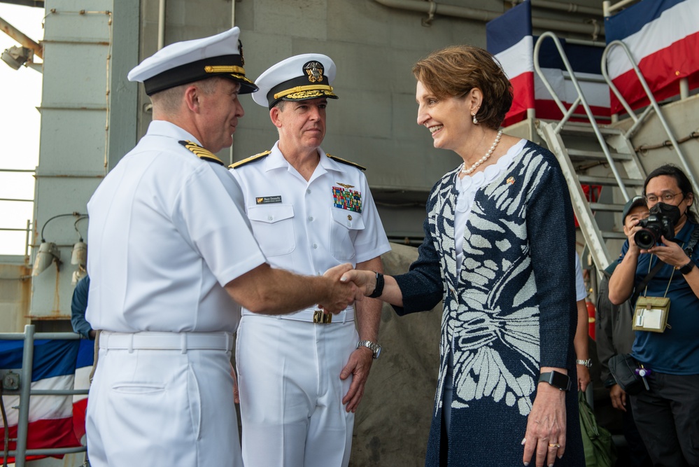 USS Ronald Reagan (CVN 76) hosts U.S. Ambassador to the Republic of the Philippines