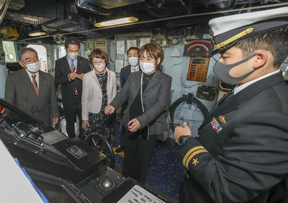 Hakodate America-Japan Society Tours USS Benfold