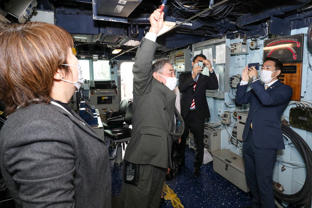 Hakodate America-Japan Society Tours USS Benfold