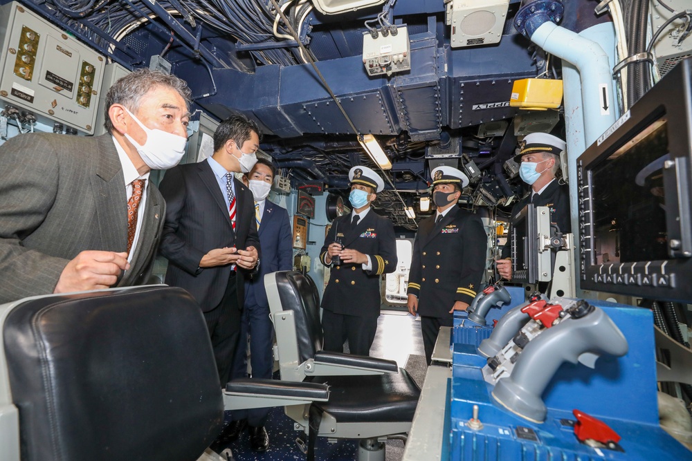 Hakodate America-Japan Society Tours USS Benfold