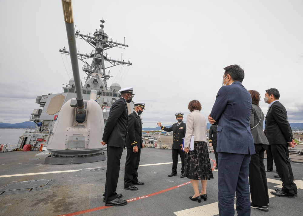 Hakodate America-Japan Society Tours USS Benfold