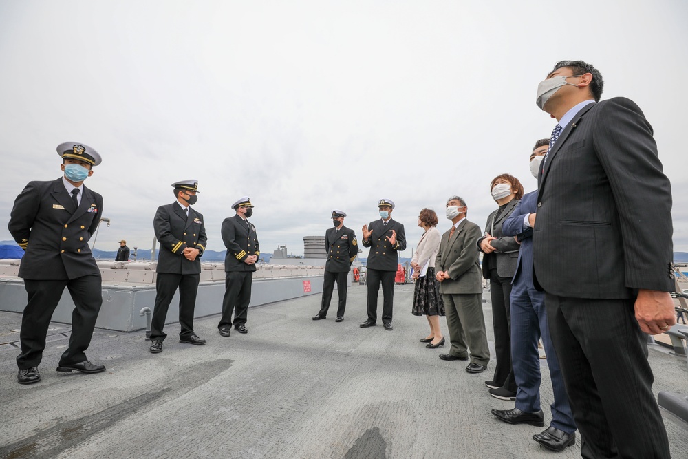 Hakodate America-Japan Society Tours USS Benfold