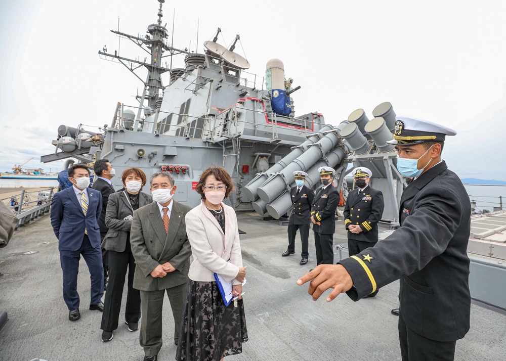 Hakodate America-Japan Society Tours USS Benfold