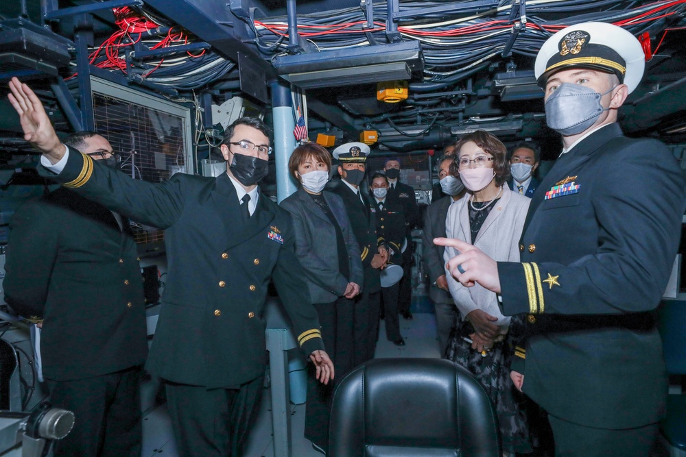 Hakodate America-Japan Society Tours USS Benfold