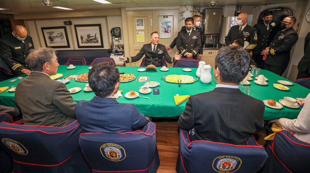 Hakodate America-Japan Society Tours USS Benfold