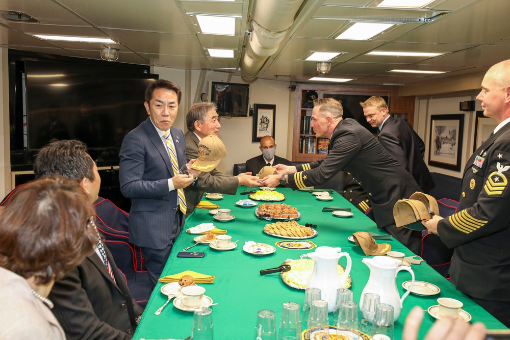 Hakodate America-Japan Society Tours USS Benfold