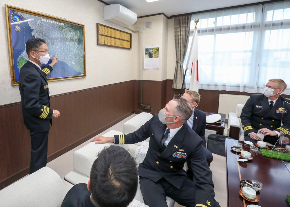 USS Benfold Commanding Officer Meets With JMSDF