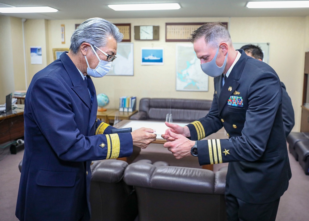 USS Benfold Commanding Officer Meets With Japan Coast Guard Branch Chief
