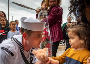 USS Arlington returns to Norfolk, Virginia after seven-month deployment