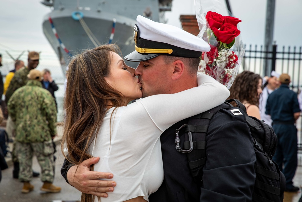 USS Arlington returns to Norfolk, Virginia after seven-month deployment