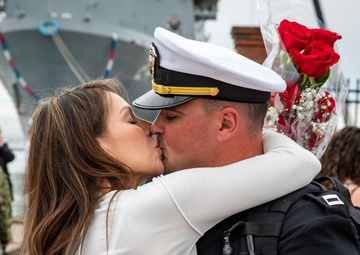 USS Arlington returns to Norfolk, Virginia after seven-month deployment