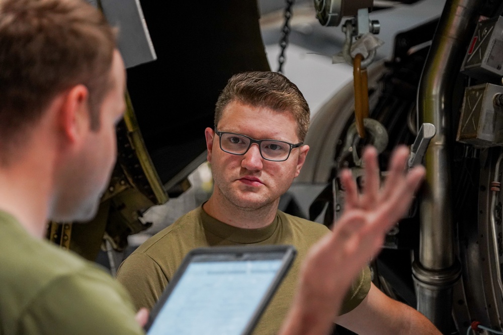 Aircraft maintainer receives briefing