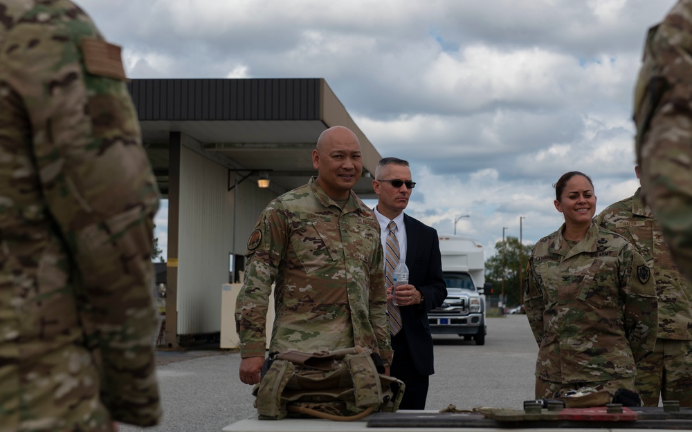 DVIDS - Images - DLA Energy commander visits JB Charleston [Image 4 of 13]