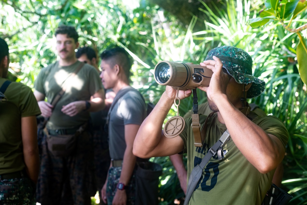 U.S., Philippine Marine Reconnaissance Forces use each other’s gear During KAMANDAG 6