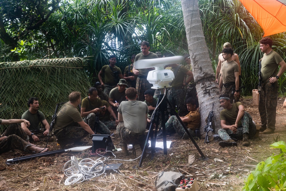 U.S., Philippine Marine Reconnaissance Forces use each other’s gear During KAMANDAG 6