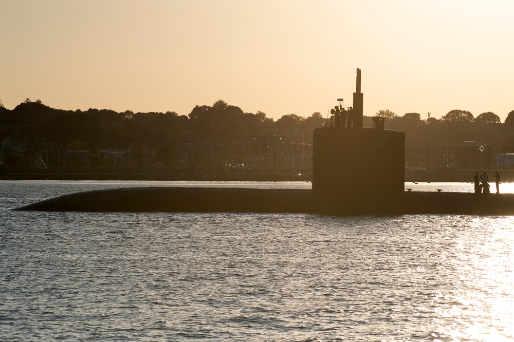 USS San Juan (SSN 751) Departs