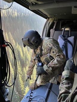 Washington National Guard aircrew rescues injured hiker