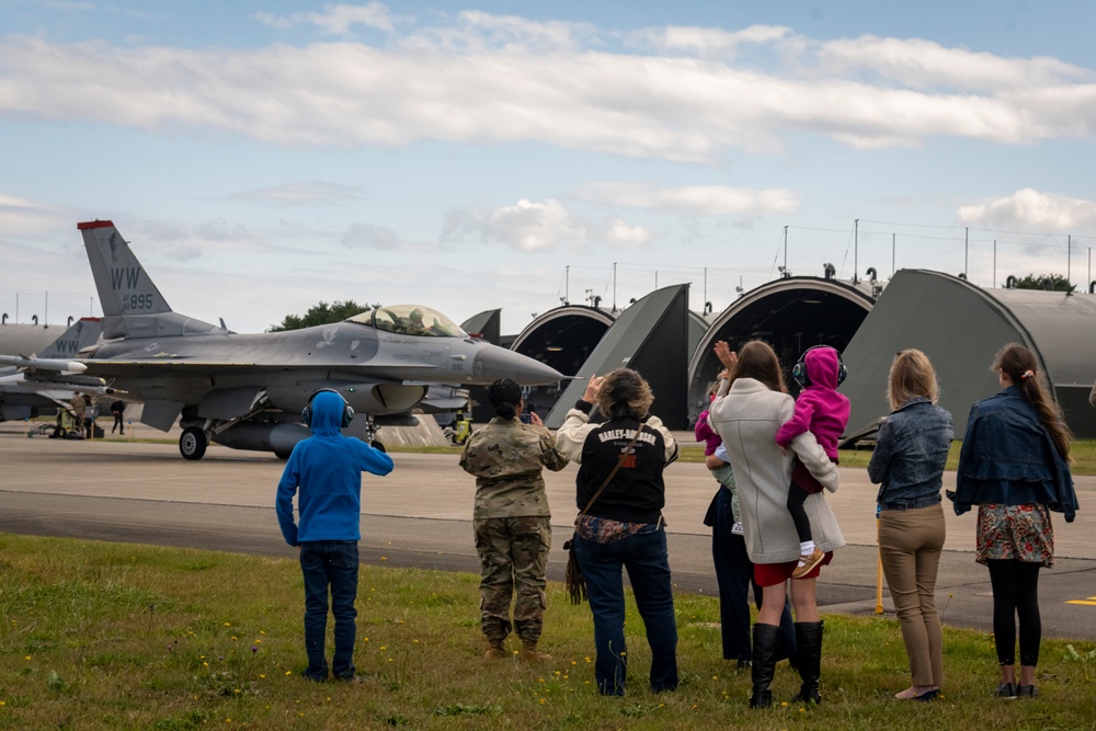 DVIDS - Images - Col Timothy Murphy Passes 2,000 Hour Milestone [Image ...