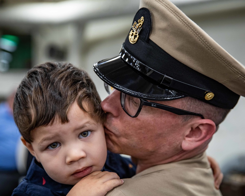 Newest chief petty officers don anchors