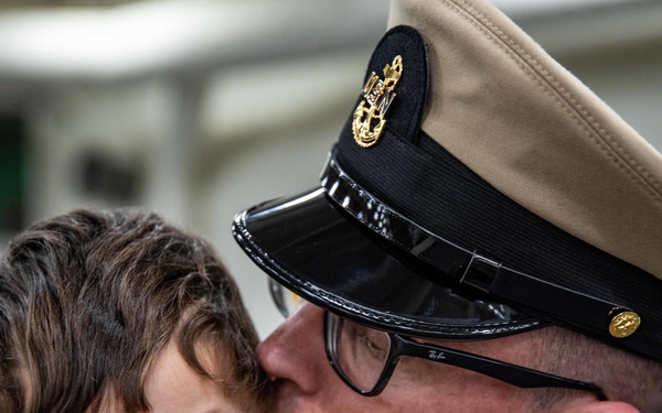 Newest chief petty officers don anchors