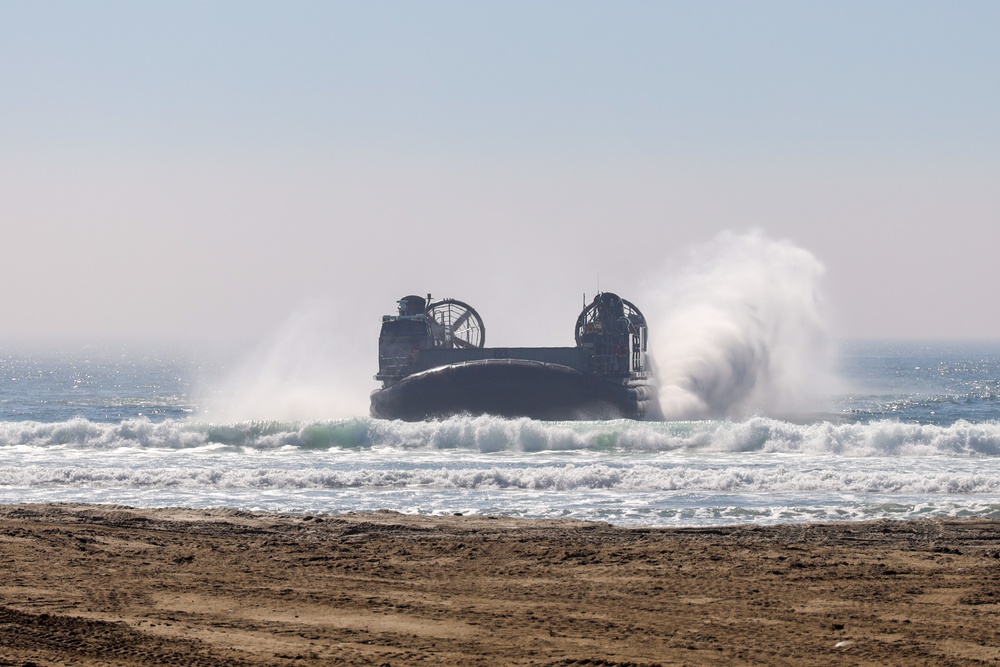 LCAC landing