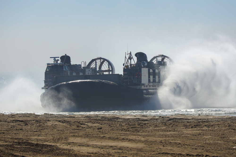 LCAC landing