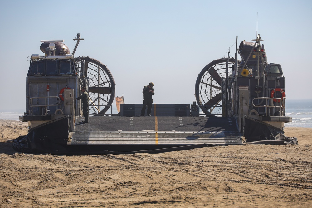 LCAC landing