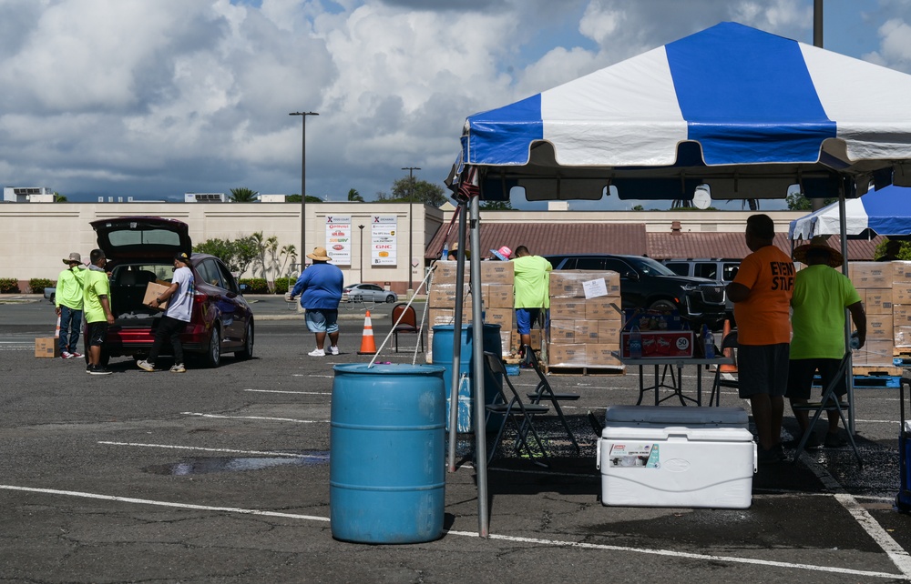 Hickam First Sergeants, JBPHH volunteers support water distribution sites