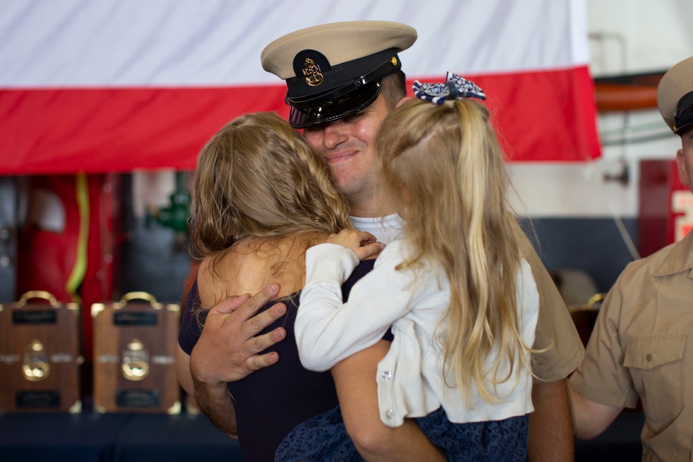 Abraham Lincoln hosts a chief petty officer pinning ceremony