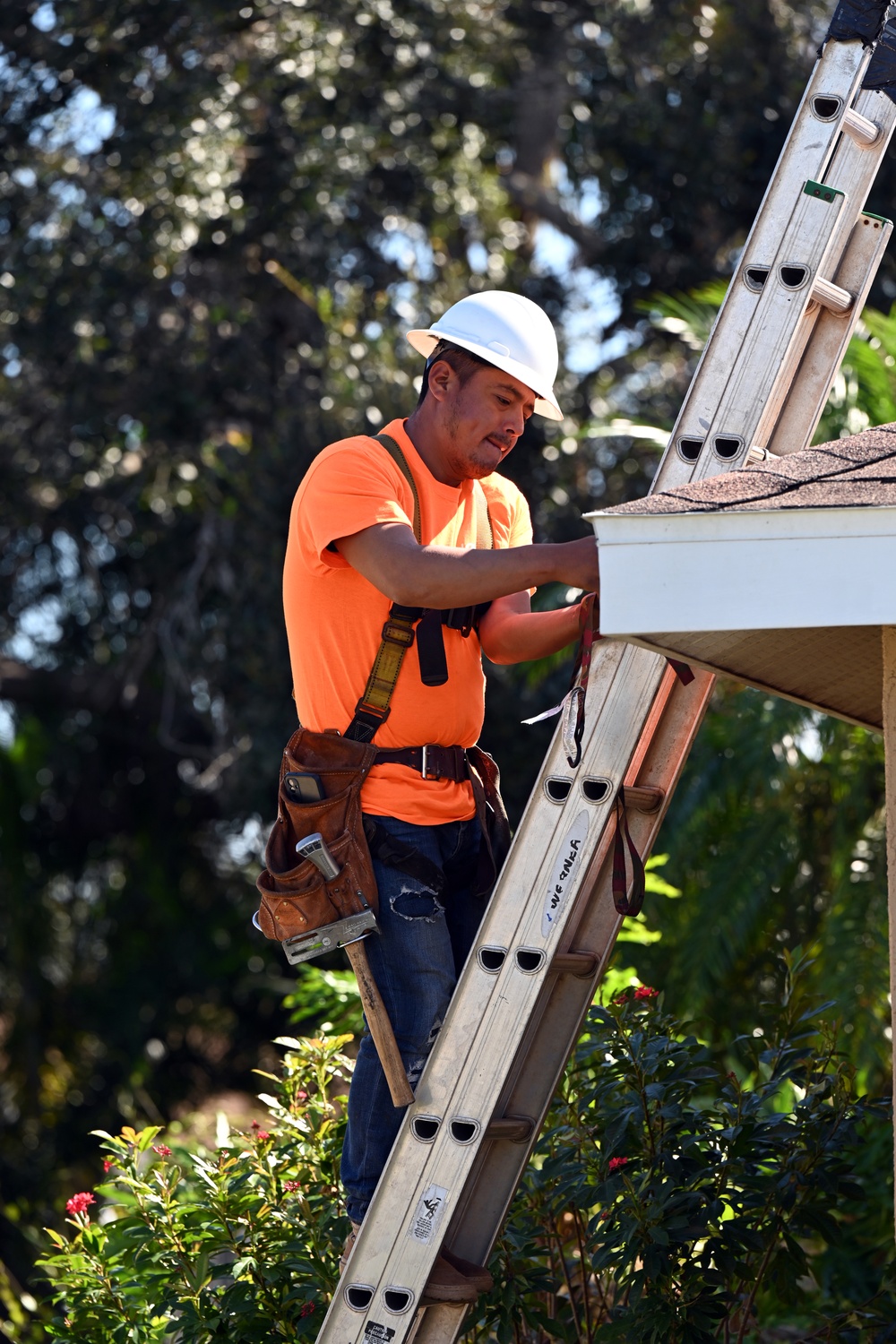 USACE continues Hurricane Ian blue roof installations