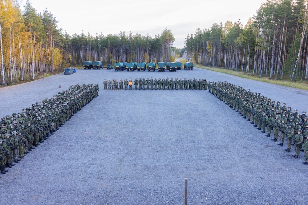 U.S. Marines conduct an Explosive Ordnance Disposal range with Finnish Soldiers
