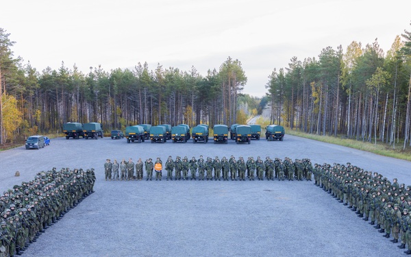 U.S. Marines conduct an Explosive Ordnance Disposal range with Finnish Soldiers