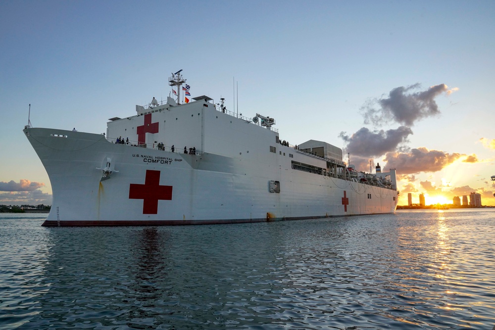 USNS Comfort (T-AH 20) arrives in Miami