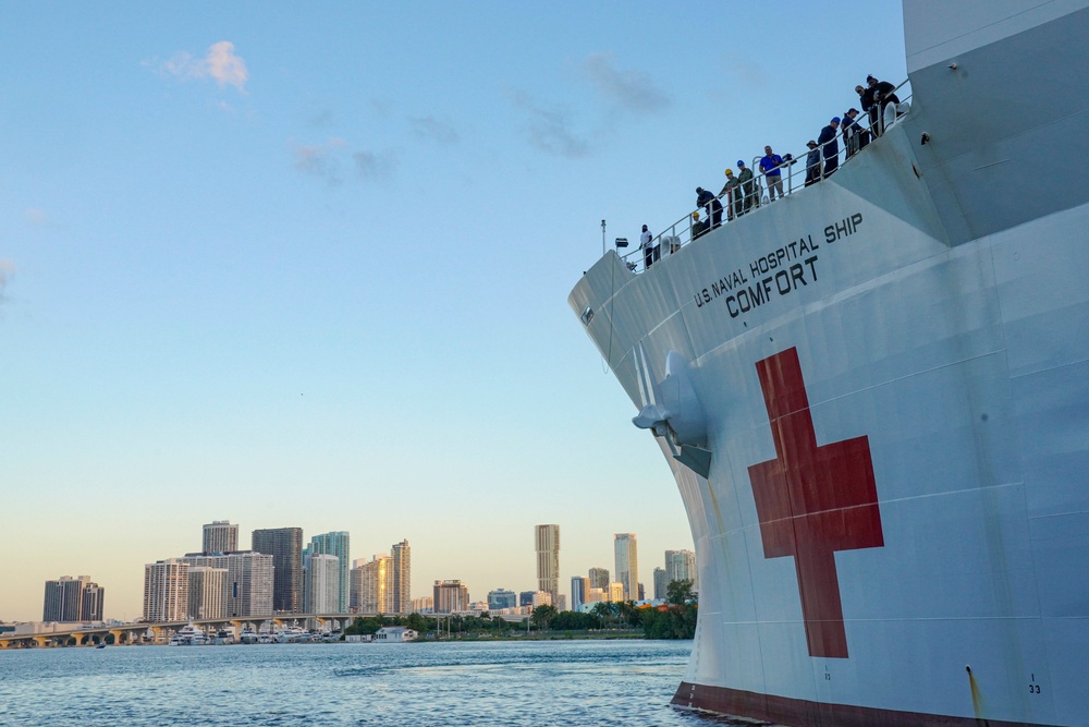 USNS Comfort (T-AH 20) arrives in Miami