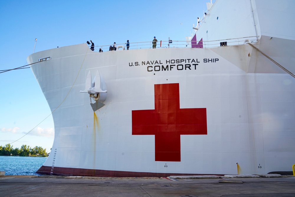 USNS Comfort (T-AH 20) arrives in Miami