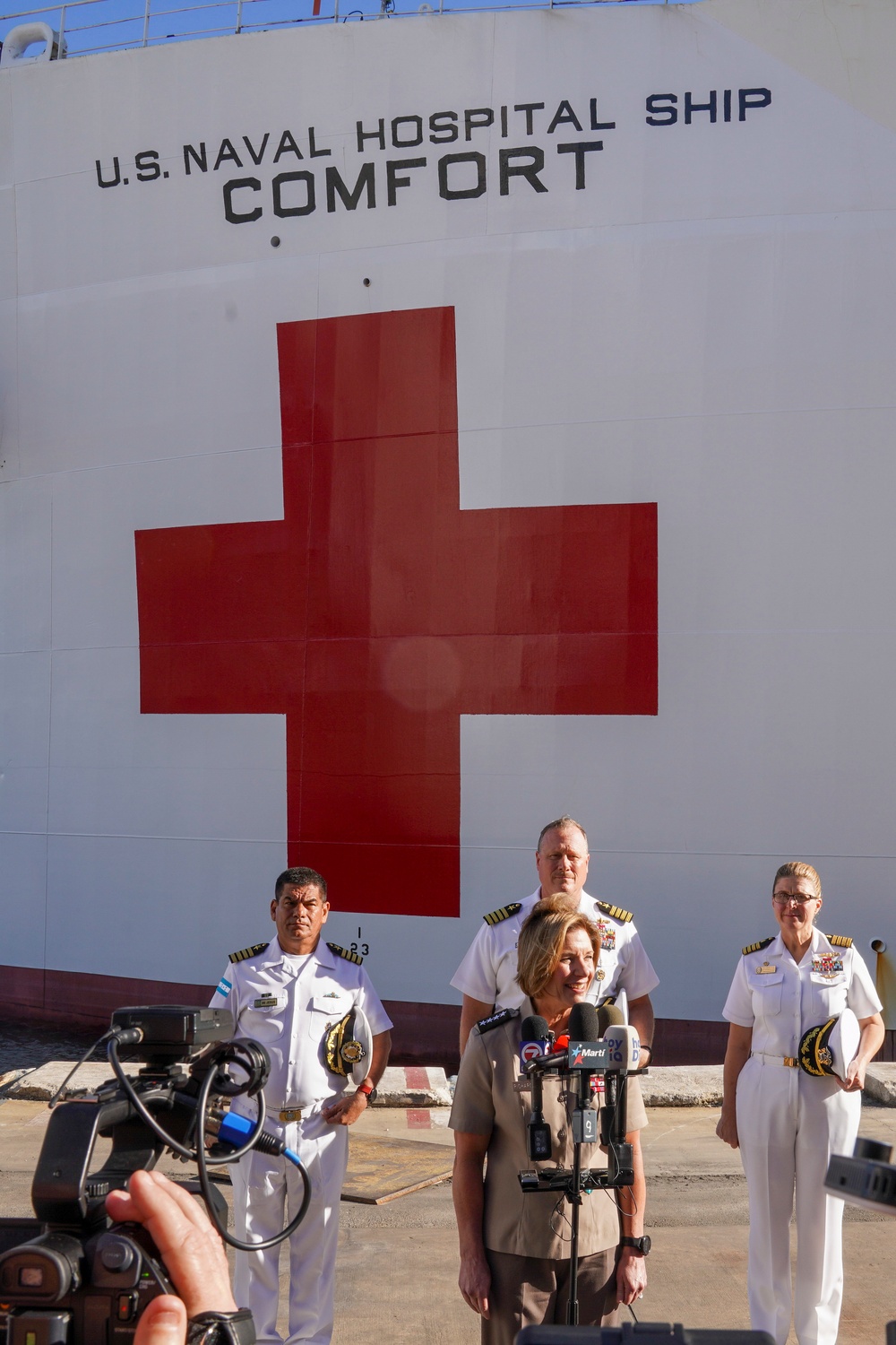 USNS Comfort (T-AH 20) arrives in Miami