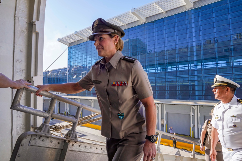 USNS Comfort (T-AH 20) arrives in Miami