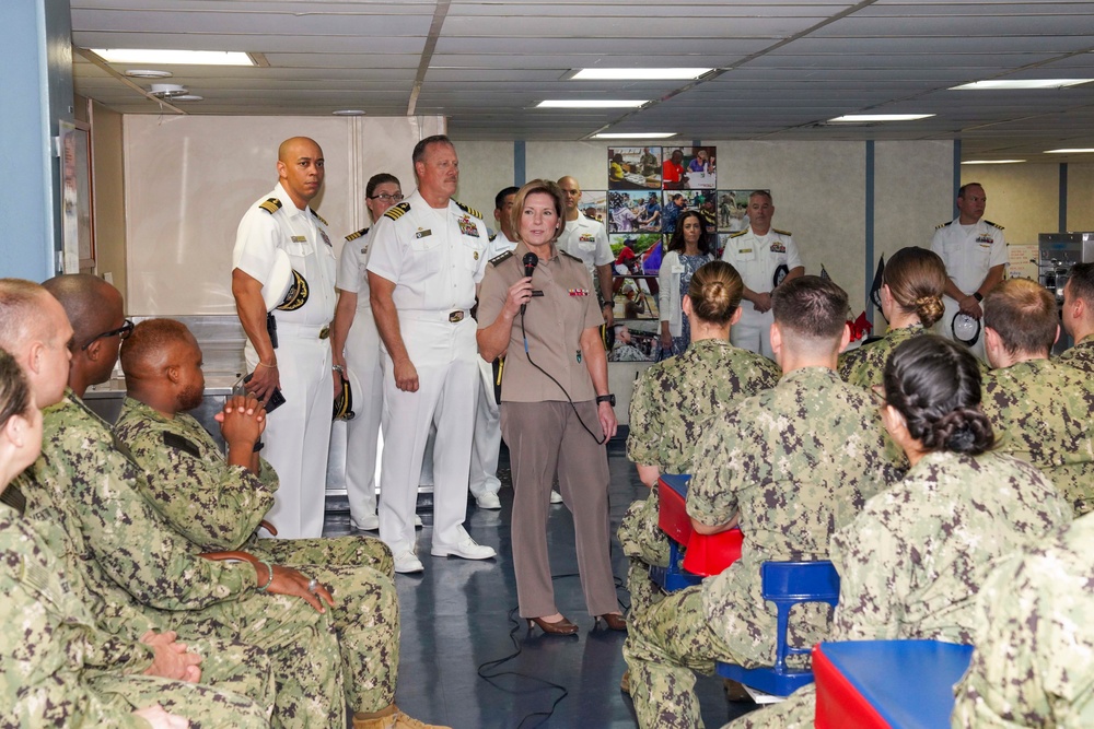 USNS Comfort (T-AH 20) arrives in Miami