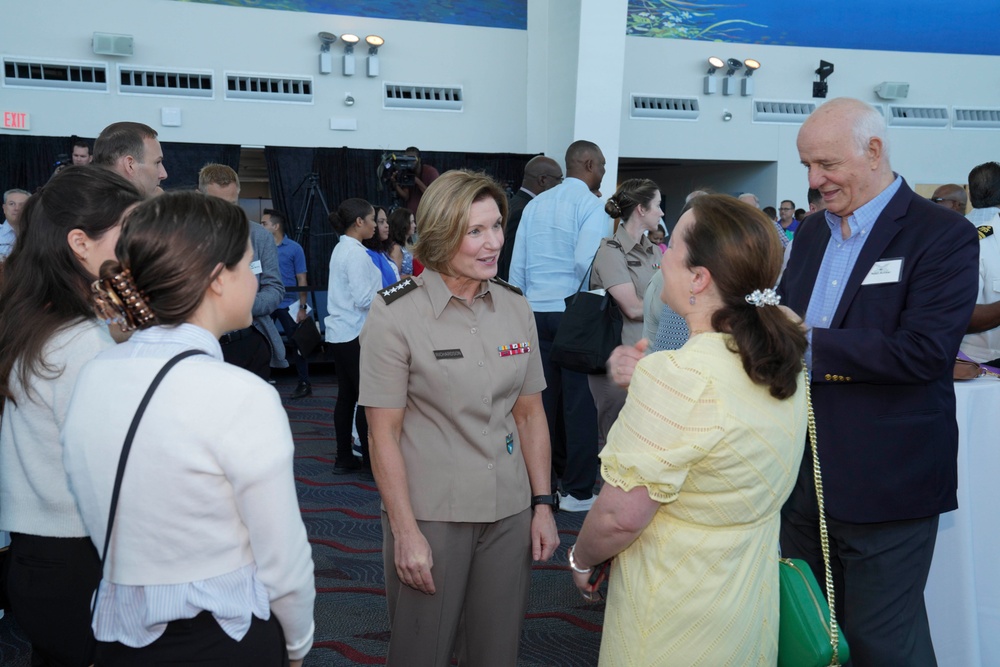 USNS Comfort (T-AH 20) arrives in Miami