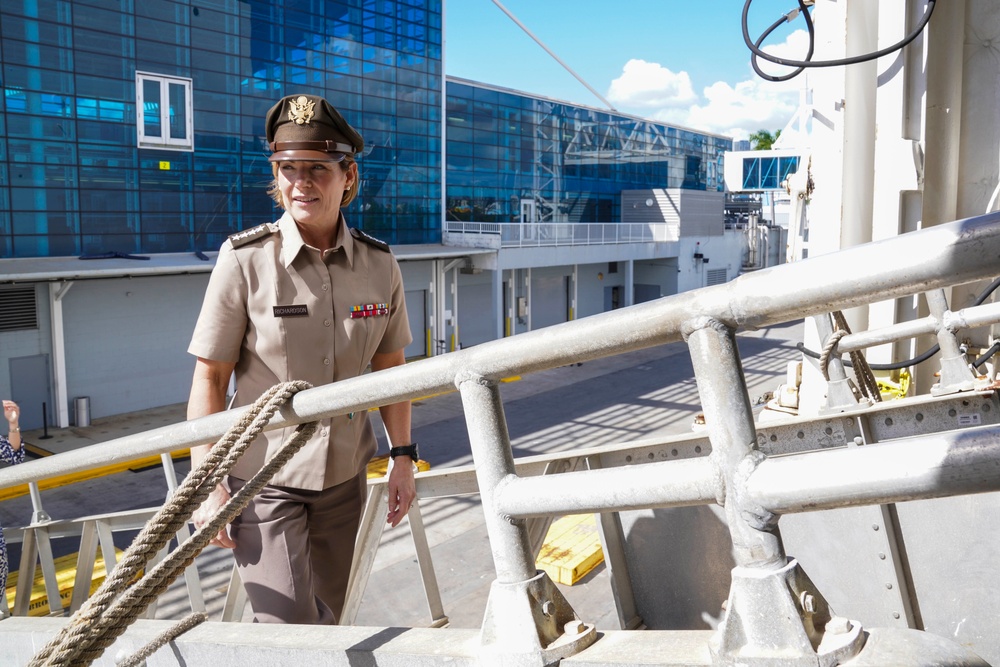 USNS Comfort (T-AH 20) arrives in Miami