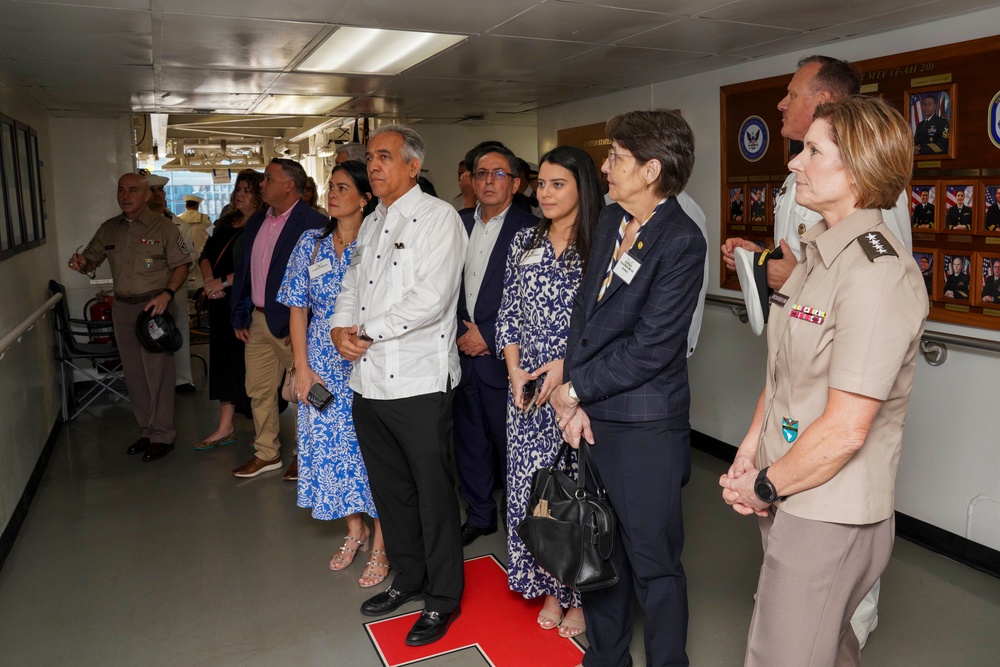 USNS Comfort (T-AH 20) arrives in Miami