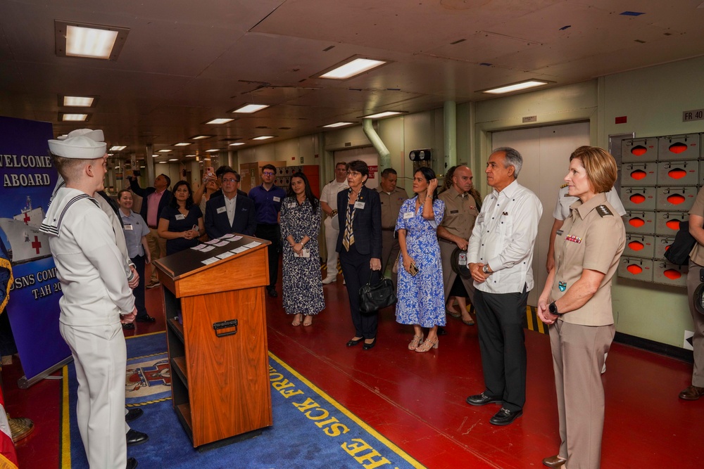 USNS Comfort (T-AH 20) arrives in Miami