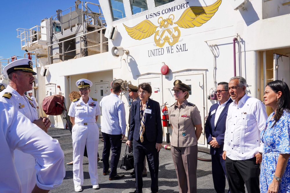 USNS Comfort (T-AH 20) arrives in Miami