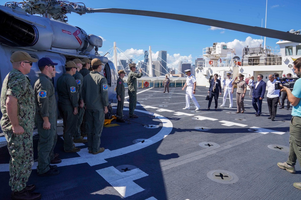 USNS Comfort (T-AH 20) arrives in Miami